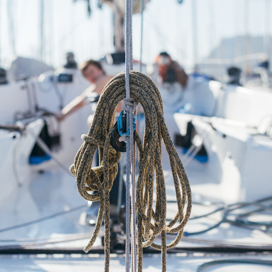 Stages théoriques et en mer dans une école de voile aux Sables d'Olonne en Vendée.
